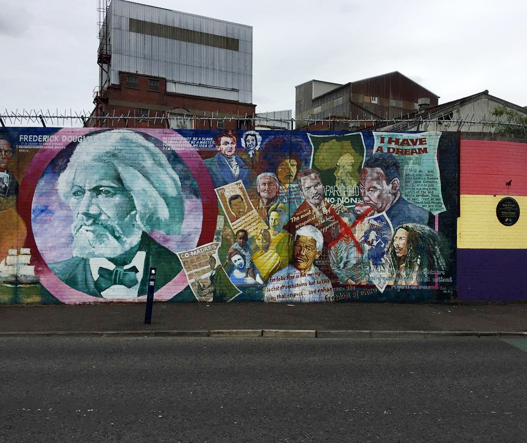 Mierové steny v Belfaste - úžasné nástenné maľby a história v Belfaste