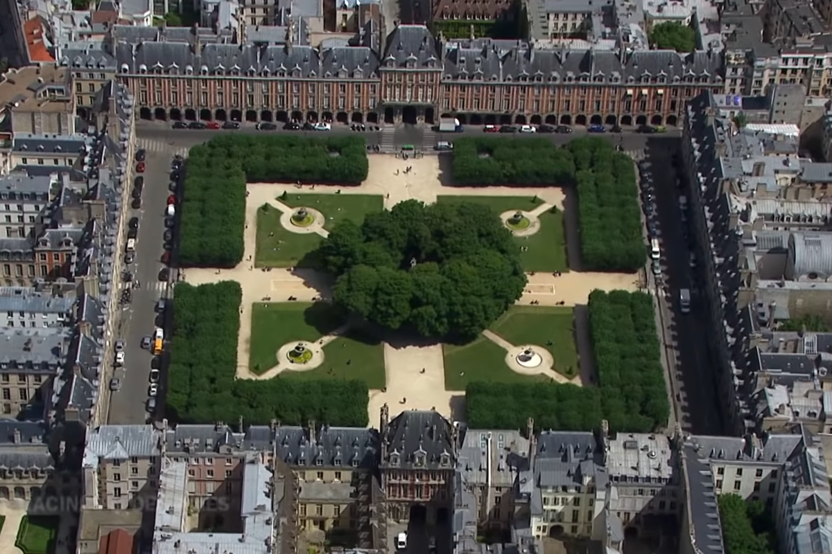 Площа Вогезів, найстаріша спланована площа Парижа